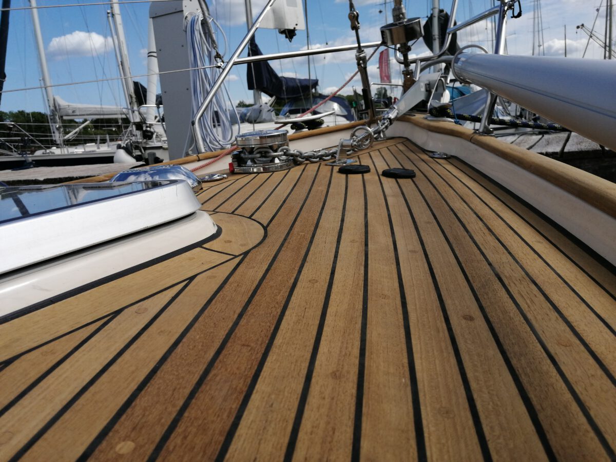 HR 36 Teakdeck-Sanierung und Ausrüstung für große Fahrt - Yachtbau ...